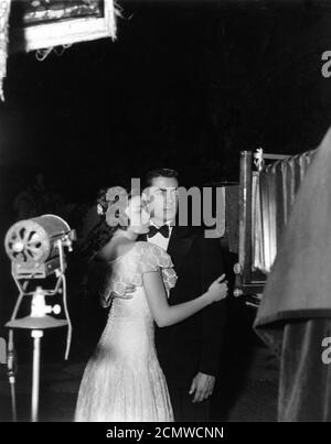 GENE TIERNEY e TYRONE POWER on set candid in posa per la fotocamera still durante le riprese della scena di partito nel BORDO DEL RASOIO 1946 regista EDMUND GOULDING romanzo W. Somerset Maugham sceneggiatura Lamar Trotti musica Alfred Newman produttore Darryl F. Zanuck Twentieth Century Fox Foto Stock