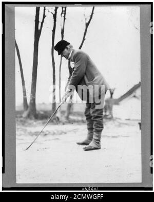 John Marshall Harlan golf, ritratto a figura intera, in piedi, rivolto verso sinistra Foto Stock