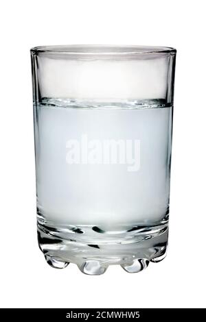Di vetro riempita con acqua isolati su sfondo bianco Foto Stock