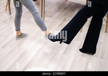 Piedi toccare saluto per evitare e arrestare Covid o influenza Foto Stock