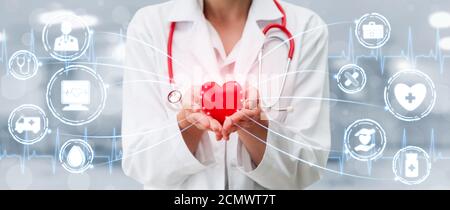 Medical Healthcare Concept - medico in ospedale con icone mediche digitali banner grafico che mostra il simbolo della medicina, le persone di assistenza medica, emergenza Foto Stock