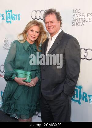 SANTA MONICA, CA - 13 APRILE: Kathy Hilton Rick Hilton arriva per il 16° Salone annuale dell'Antiquariato di Los Angeles 2011 al Barker Hangar il 13 aprile 2011 a Santa Monica, California. Persone: Kathy Hilton Rick Hilton Foto Stock