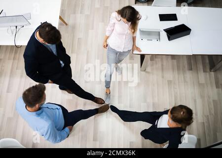 Piedi toccare saluto per evitare e arrestare Covid o influenza Foto Stock