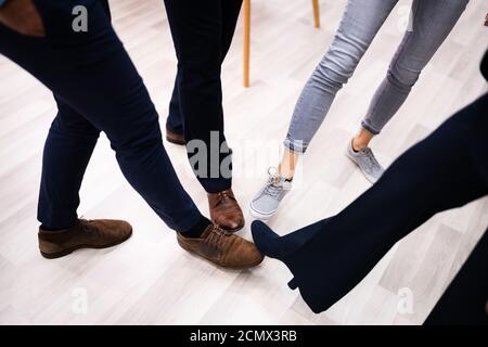 Piedi toccare saluto per evitare e arrestare Covid o influenza Foto Stock