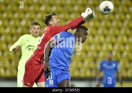 Vilnius, Lituania. 17 Settembre 2020. Da sinistra goalie di Riteriai TADAS SIMAITIS e MOHAMED TIJANI di Liberec in azione durante i qualificatori della UEFA Europa League, 2° turno di qualificazione, tra FK Riteriai e Slovan Liberec a Vilnius, lituana, 17 settembre 2020. Credit: Radek Petrasek/CTK Photo/Alamy Live News Foto Stock