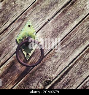 Vintage ferro circolare masaneta sulla porta del vecchio listoni in legno Foto Stock