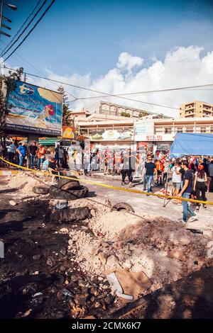 Nabatieh, Sud / Libano : i manifestanti libanesi tagliano strada nella Rivoluzione contro il governo | con Burning Marks Foto Stock