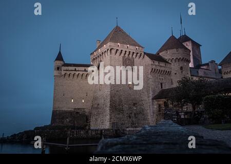 Chateau de Chillon illuminato di notte sulle rive del Lago di Ginevra Foto Stock