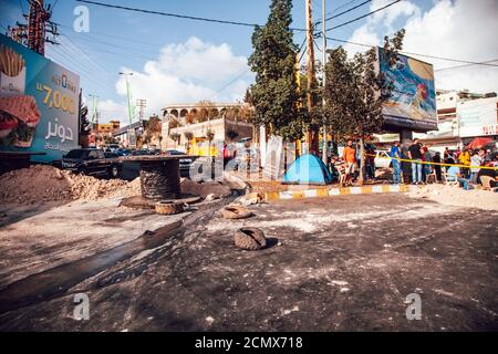 I manifestanti libanesi hanno fatto strada nella Rivoluzione contro il governo | con segni di bruciatura e pneumatici a terra Foto Stock