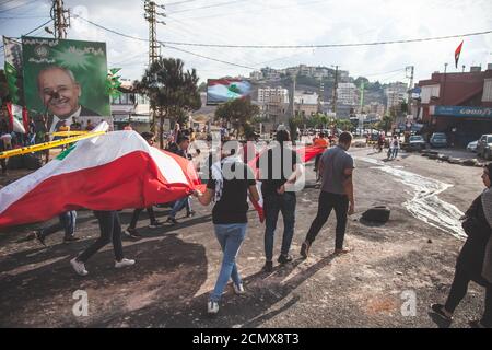 Nabatieh, Sud / Libano : manifestanti libanesi che sventolano la bandiera del Libano nella rivoluzione contro il governo Foto Stock