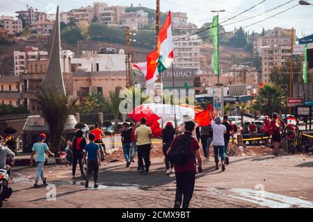 Nabatieh, Sud / Libano : manifestanti libanesi che sventolano la bandiera del Libano nella rivoluzione contro il governo Foto Stock