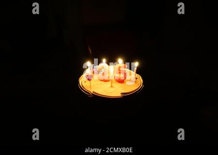 Torta di compleanno con candele accese per un secolo, il centesimo