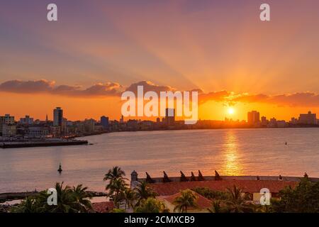 Splendido tramonto a l'Avana con vista sulla città Skyline e il tramonto sugli edifici - visto Da un castello di El Morro attraverso la baia Foto Stock