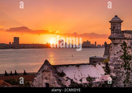 Splendido tramonto a l'Avana con vista sulla città Skyline e il tramonto sugli edifici - visto Da un castello di El Morro attraverso la baia Foto Stock