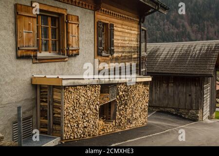 Molto piccola Stihl batteria-powerd motosega sulla cima di stack di tronchi  (legna da ardere) in capannone di stoccaggio. Combustibile per l'uso in  stufa a legna, Queensland, Australia Foto stock - Alamy