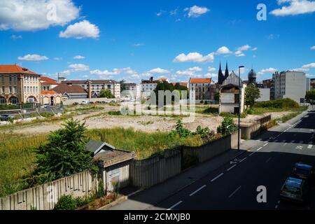 Clermont Ferrand - 08/24/2020 : 29 avenue franklin roosevelt - vista strada con nuovo Blatin immobili Foto Stock