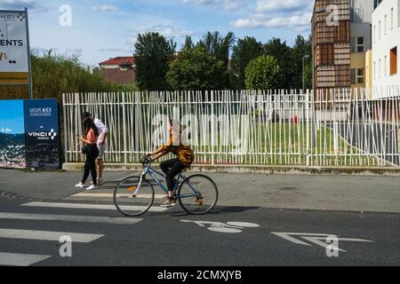 Clermont Ferrand - 08/24/2020 : 29 avenue franklin roosevelt - vista strada con nuovo Blatin immobili Foto Stock