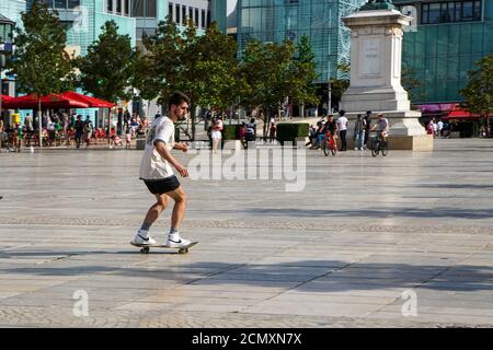 Clermont Ferrand - 08/24/2020 : un giovane skater in Place de Jaune, facendo trucchi Foto Stock