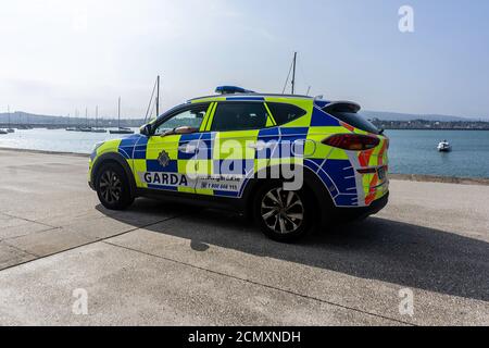 Un Garda, polizia irlandese, auto sul molo a Dun Laoghaire, Dublino, Irlanda. Foto Stock