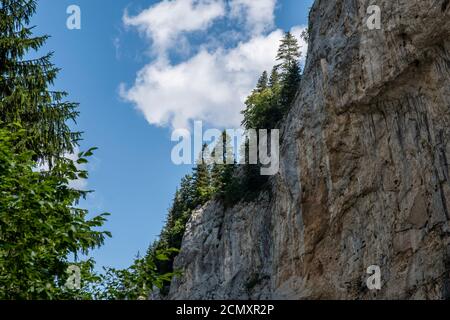 Un primo piano di una montagna rocciosa Foto Stock
