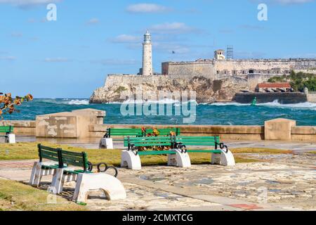 La fortezza e faro di El Morro a l'Avana visto da un parco attraverso la baia Foto Stock