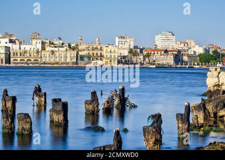 La città di l'Avana a Cuba con una vista di Lo skyline della Vecchia Havana fotografato dall'altra parte della baia Foto Stock