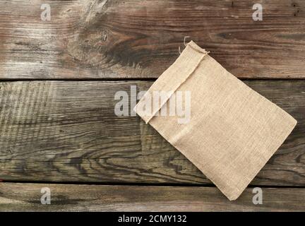 borsa vuota di tela grigia su sfondo di legno da tavole Foto Stock