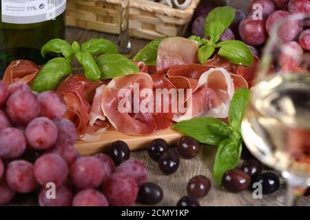 Antipasto. Set vino snack sun-prosciutto jamon con uve e olive Foto Stock