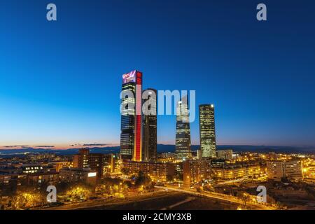 Madrid Spagna, notte dello skyline della città al quartiere finanziario centrale con quattro torri Foto Stock
