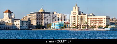 Vista panoramica ad alta risoluzione della Vecchia Avana a Cuba con diversi edifici colorati sul mare e famosi landmarh Foto Stock