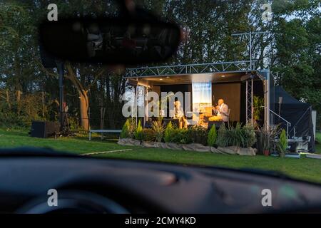 Giovedì 17 settembre 2020. Appletore, North Devon, Inghilterra. L'evento notturno di apertura dell'Appletore Drive in Book Festival, come il celebre chef Ainsley Harriott, si svolge sul palco per una notte di cibo, storie e musica mediterranea. Il festival, che si pensa sia il primo drive in Book Festival del Regno Unito, partirà seriamente la mattina di venerdì 18 settembre e si svolgerà fino a martedì 22 settembre con cinque eventi ogni giorno. Credit: Terry Mathews/Alamy Live News Foto Stock