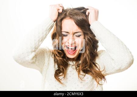 Giovane donna con emozione espressiva ritratto in primo piano su sfondo bianco Foto Stock