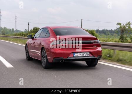 Nuovissimo Peugeot 508 GT di bel colore rosso. Limousine di lusso di classe business. Foto Stock