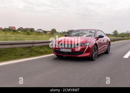 Nuovissimo Peugeot 508 GT di bel colore rosso. Limousine di lusso di classe business. Foto Stock