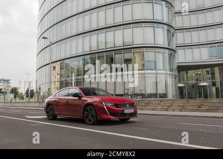 Nuovissimo Peugeot 508 GT di bel colore rosso. Limousine di lusso di classe business. Foto Stock