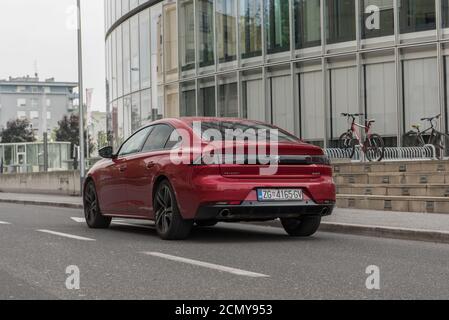 Nuovissimo Peugeot 508 GT di bel colore rosso. Limousine di lusso di classe business. Foto Stock