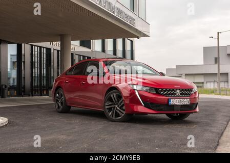 Nuovissimo Peugeot 508 GT di bel colore rosso. Limousine di lusso di classe business. Foto Stock