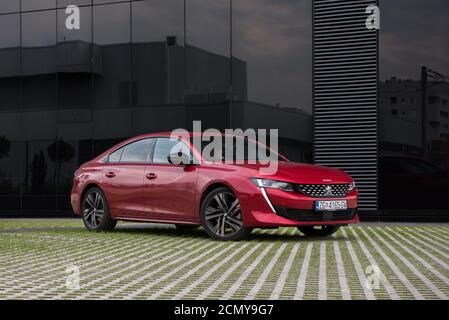Nuovissimo Peugeot 508 GT di bel colore rosso. Limousine di lusso di classe business. Foto Stock