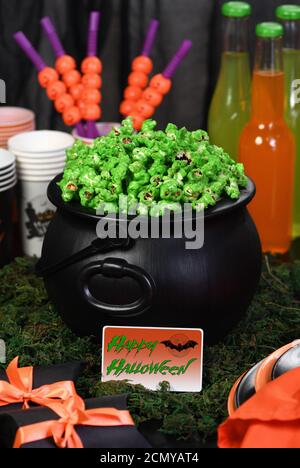 Calderone verde popcorn dolce per demoni e zombie. Trattare di Halloween Foto Stock