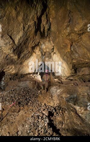 Camera con cavità venosa ad arco in una vecchia sezione della miniera di Speedwell a Castleton, Derbyshire Foto Stock