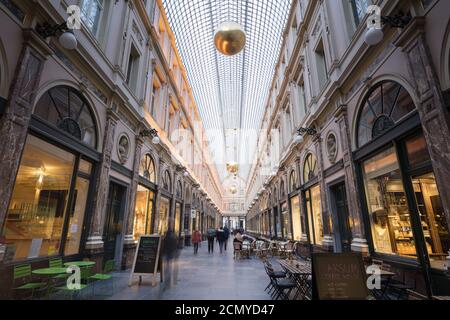 Galleria Du Royales Saint-Hubert con decorazioni natalizie, Bruxelles, Belgio Foto Stock