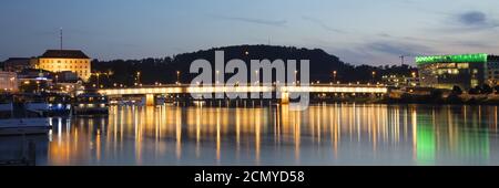 Illuminato Nibelungenbrücke sopra il Danubio, Linz, Austria superiore, Austria, Europa Foto Stock