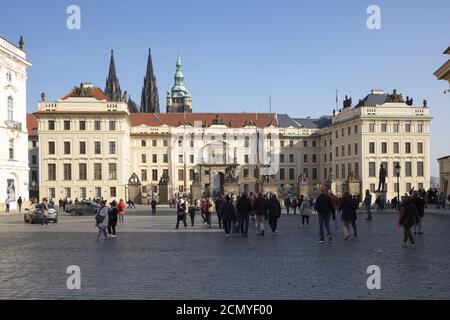 Pousrists di fronte al Castello di Praga, Praga, Boemia, Repubblica Ceca, Europa Foto Stock