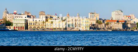 Vista panoramica ad alta risoluzione della Vecchia Avana a Cuba con diversi edifici colorati sul mare e famosi landmarh Foto Stock