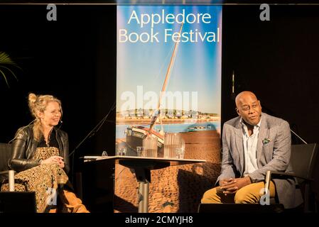 Giovedì 17 settembre 2020. Appletore, North Devon, Inghilterra. L'evento notturno di apertura dell'Appletore Drive in Book Festival, come il celebre chef Ainsley Harriott, si svolge sul palco per una notte di cibo, storie e musica mediterranea. Il festival, che si pensa sia il primo drive in Book Festival del Regno Unito, partirà seriamente la mattina di venerdì 18 settembre e si svolgerà fino a martedì 22 settembre con cinque eventi ogni giorno. Credit: Terry Mathews/Alamy Live News Foto Stock