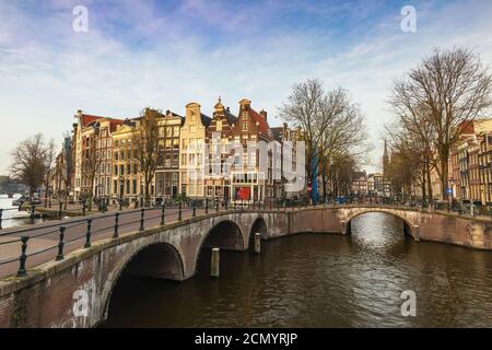 Amsterdam Olanda, skyline della città sul lungomare dei canali e ponte con casa tradizionale Foto Stock
