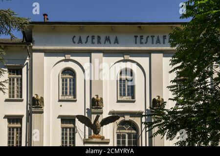 Facciata di Caserma Testafochi, una caserma militare ottocentesca che diventerà il nuovo polo universitario cittadino, Aosta, Valle d'Aosta, Italia Foto Stock