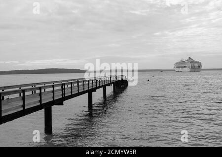 Sun Princess ancorato fuori l'isola di Lifou Foto Stock