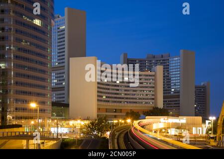 Vienna International Centre, uno-City di notte, Vienna Foto Stock