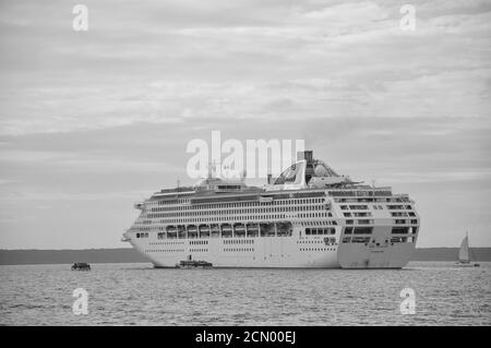 Sun Princess ancorato fuori l'isola di Lifou Foto Stock